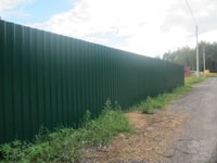 забор из профнастила зеленого цвета